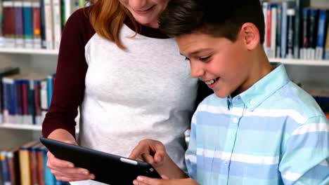 Estudiantes-Felices-Usando-Tableta-Digital-En-La-Biblioteca