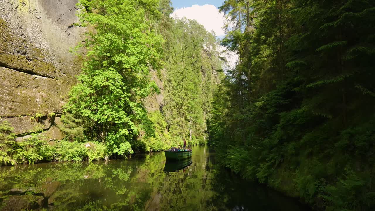 푸른 협곡 을 가로질러 보트 여행