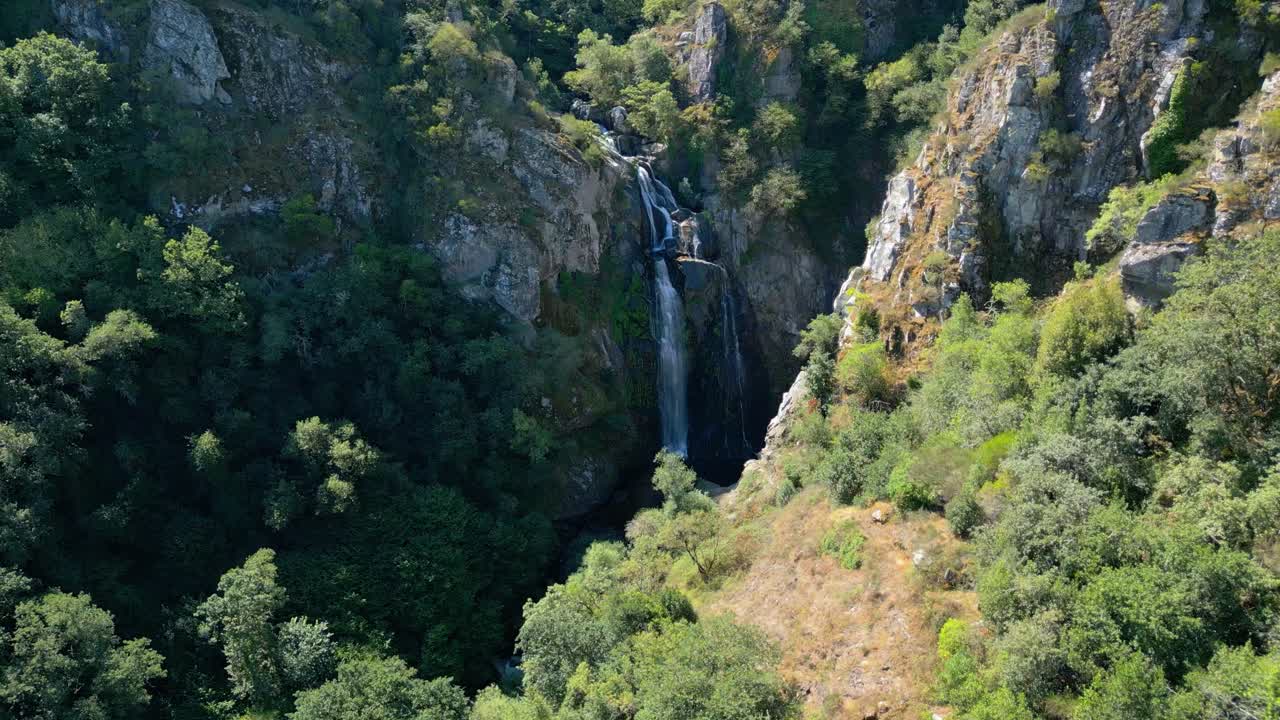 la cascada de fervenza do toxa en medio de las exuberantes montañas tropicales en silleda, pontevedra, galicia, españa