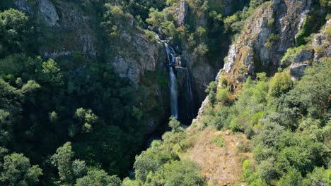 Fervenza-do-Toxa-Waterfall-In-The-Midst-Of-Lush-Tropical-Mountains-In-Silleda,-Pontevedra,-Galicia,-Spain
