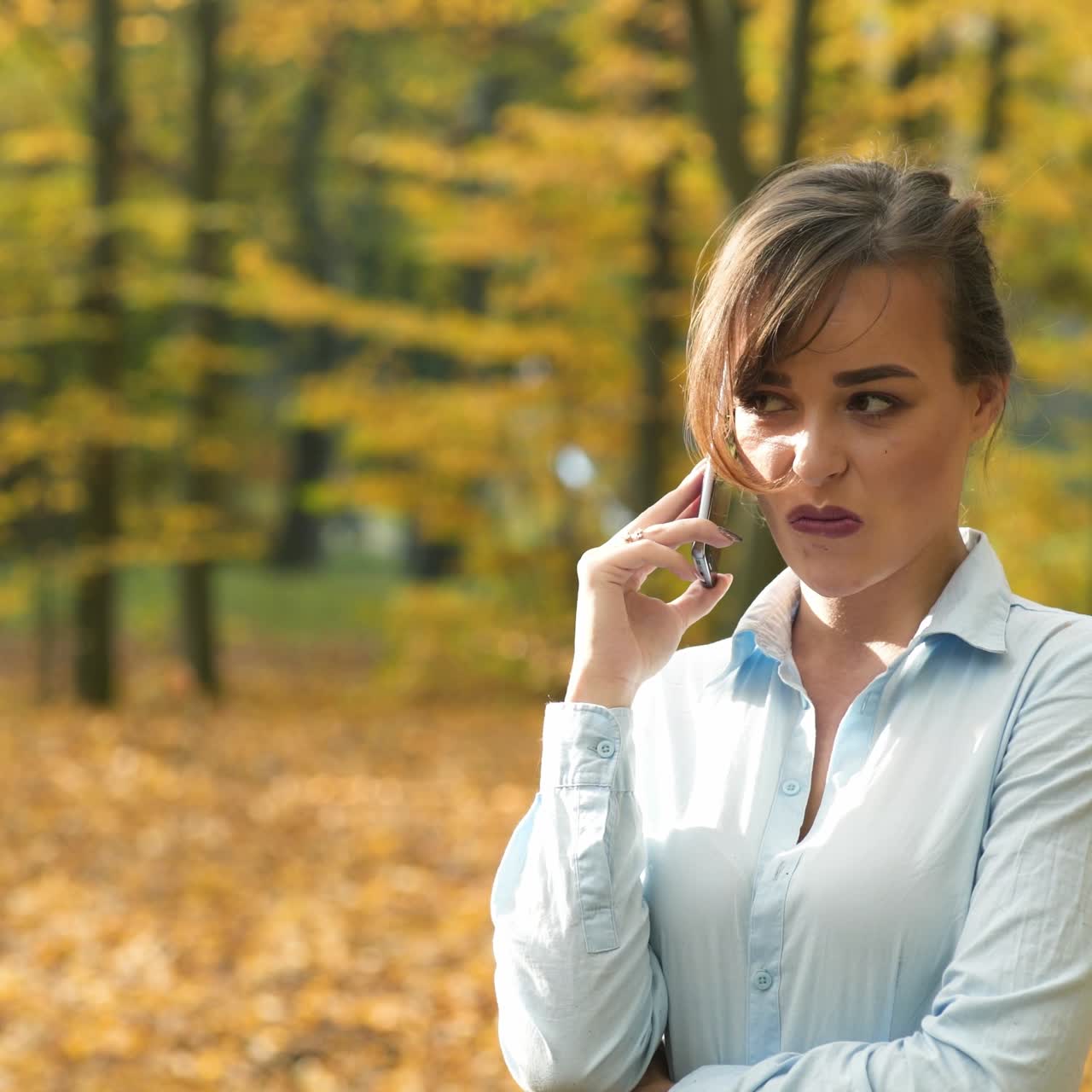 mujer hablando por teléfono