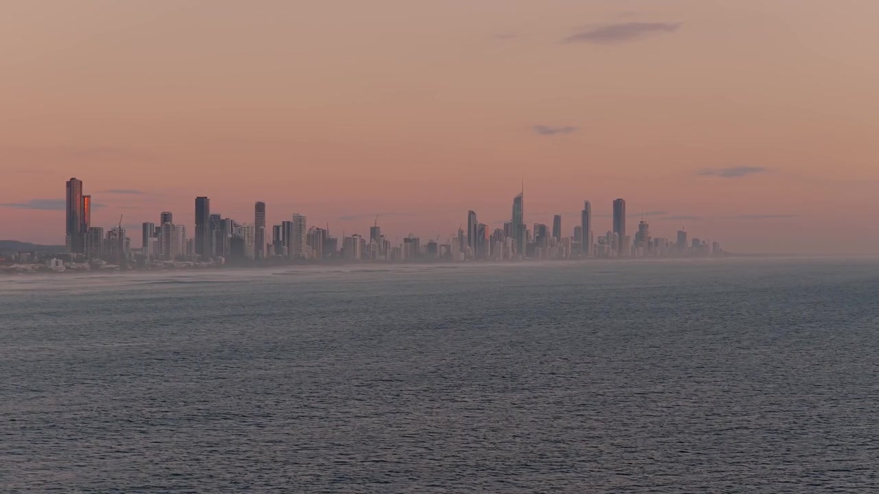 Skyline di Surfers Paradise all'alba nel Queensland, Australia - Ripresa aerea con drone