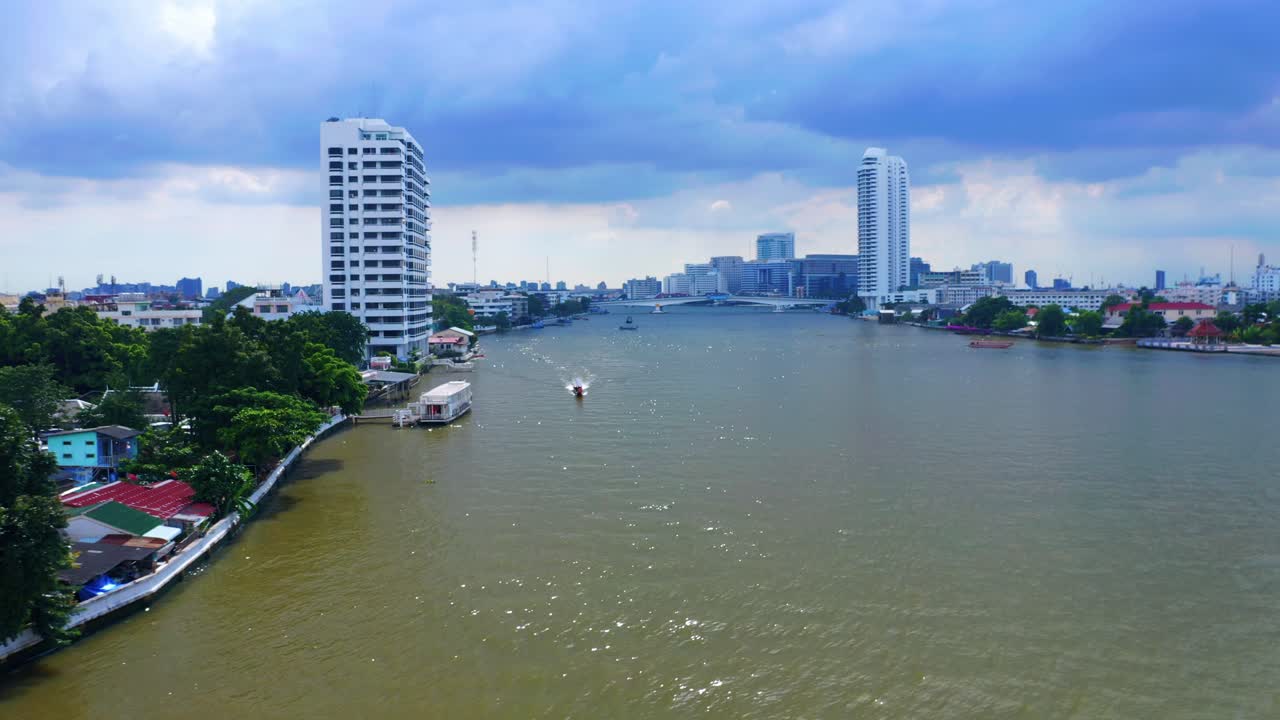 vista aérea panorámica del río chao phraya en la ciudad de bangkok, tailandia