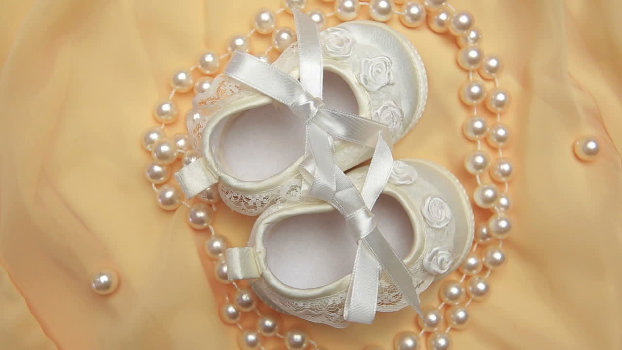 진주 줄이 있는 색 아기 신발