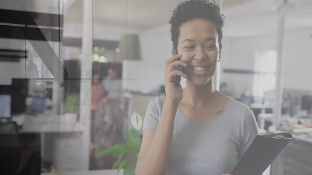 animación de una mujer de negocios biracial en la oficina sobre la gente caminando y el paisaje urbano