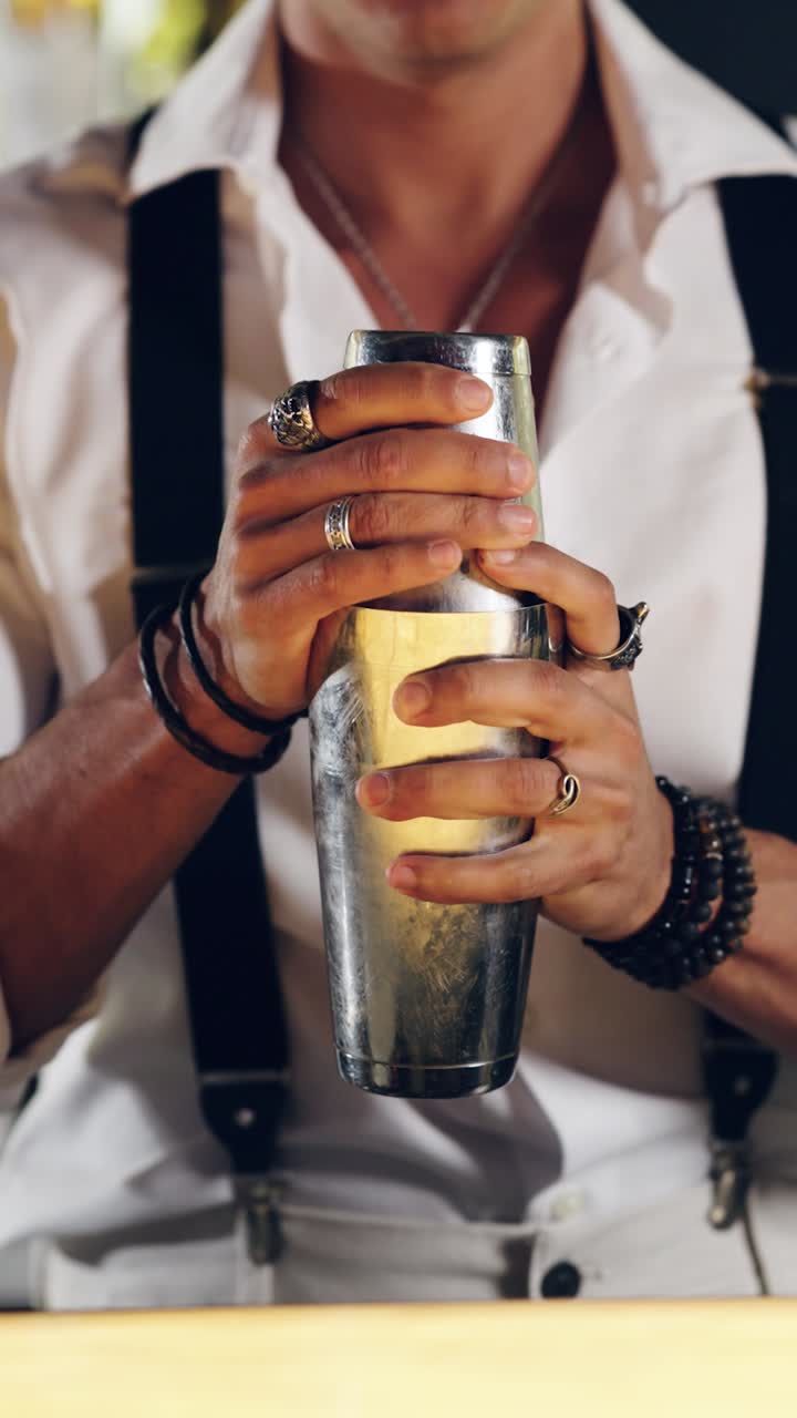 Metal Bir Shaker'da Kokteyl Çalkalayan Barmen'in Yakın Plan Görüntüsü