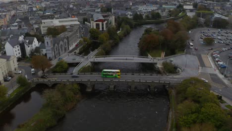 el puente peatonal en galway, el río corrib, la catedral