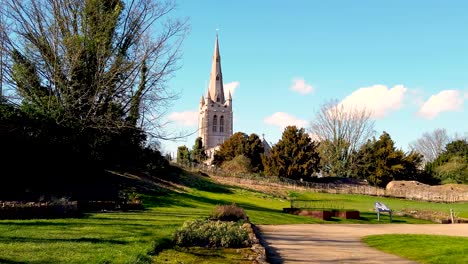 La-Iglesia-De-Todos-Los-Santos-Vista-Desde-Los-Terrenos-Del-Castillo-De-Oakham-En-La-Ciudad-Comercial-De-Oakham-En-El-Condado-Más-Pequeño-De-Inglaterra,-Rutland