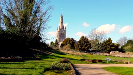 la iglesia de todos los santos vista desde los terrenos del castillo de oakham en la ciudad comercial de oakham en el condado más pequeño de inglaterra, rutland