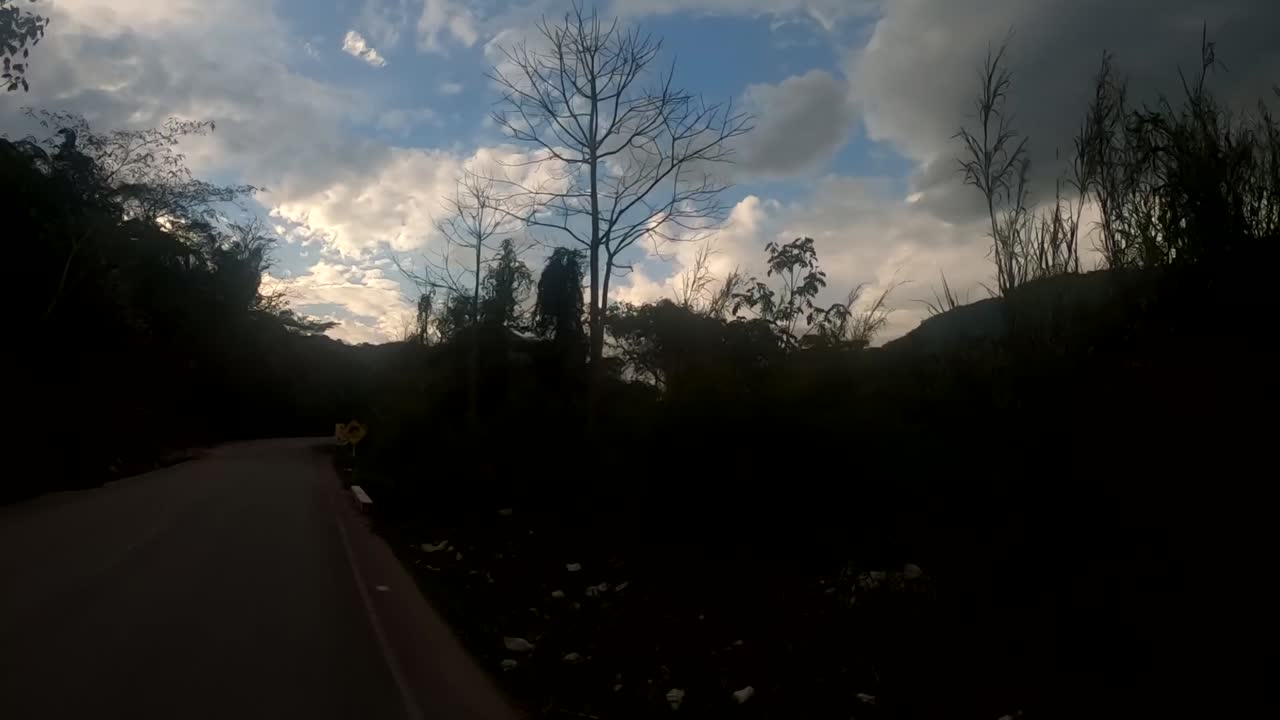 viaje por la selva peruana al atardecer