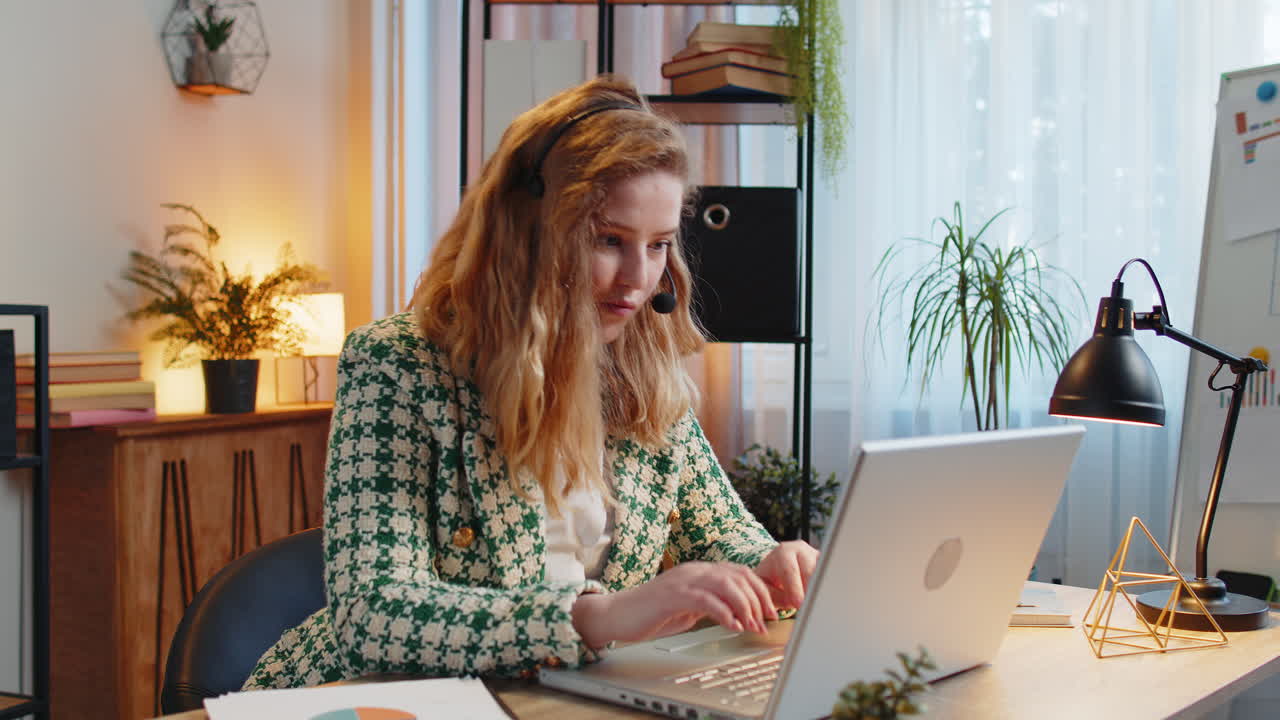 donna d'affari che indossa cuffie lavoratrice freelance call center o operatore di servizi di supporto helpline