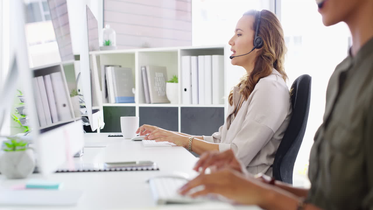 una mujer joven usando una computadora