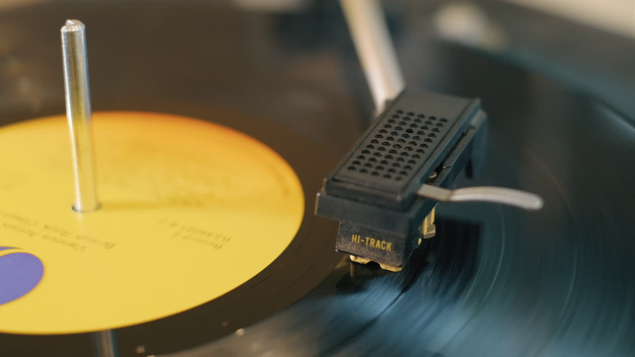 레코드를 회전시키는 빈티지 비닐 레코드 플레이어를 가로지르는 느린 팬