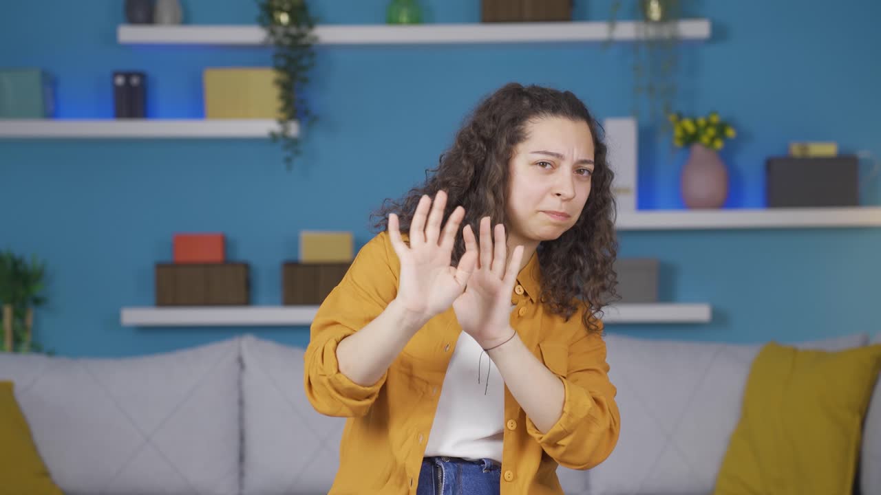 카메라를 보는 젊은 여성의 두려움 반응. 겁쟁이 젊은 여성.