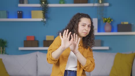 reacción de miedo de la mujer joven mirando a la cámara. mujer joven cobarde.