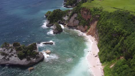 arenas tropicales prístinas, aguas turquesas cristalinas en la isla de sumba, aérea