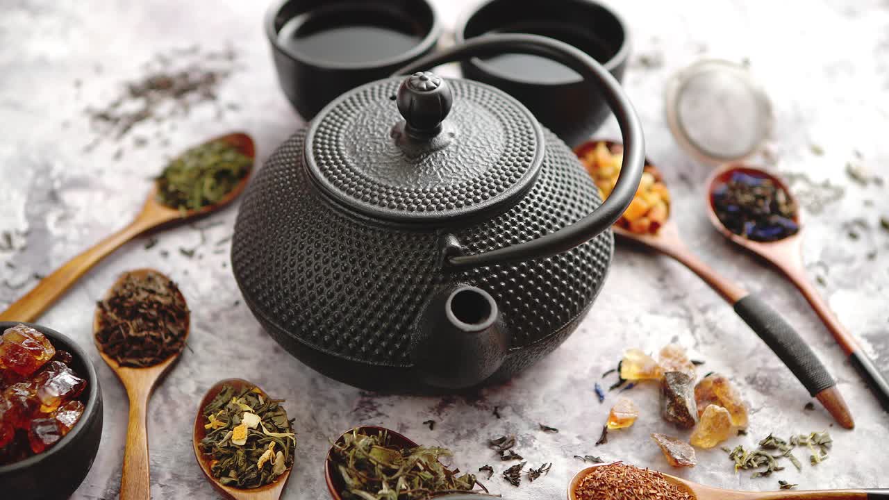 철 빈티지 주전자와 컵