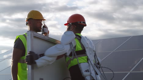 instalación de paneles solares con asistencia robótica