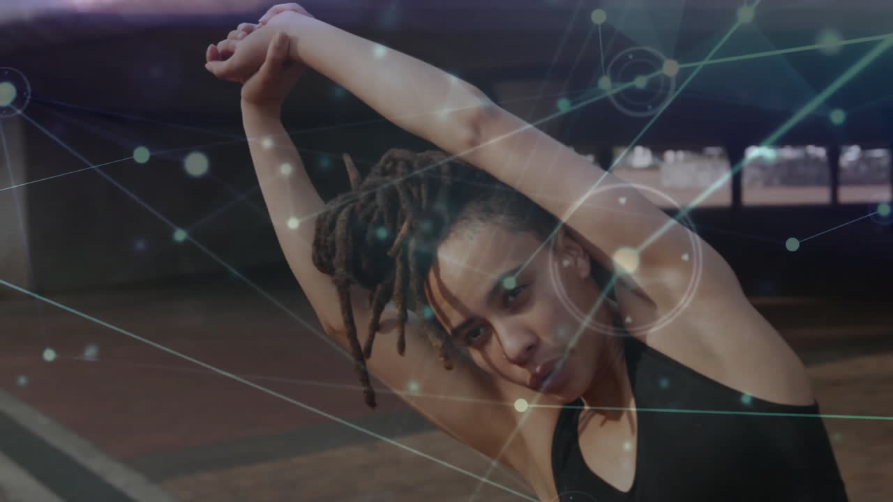 estirando los brazos, mujer haciendo ejercicio con conexiones de red animación sobre ella