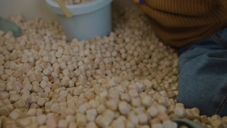 niño pequeño con cubos de madera