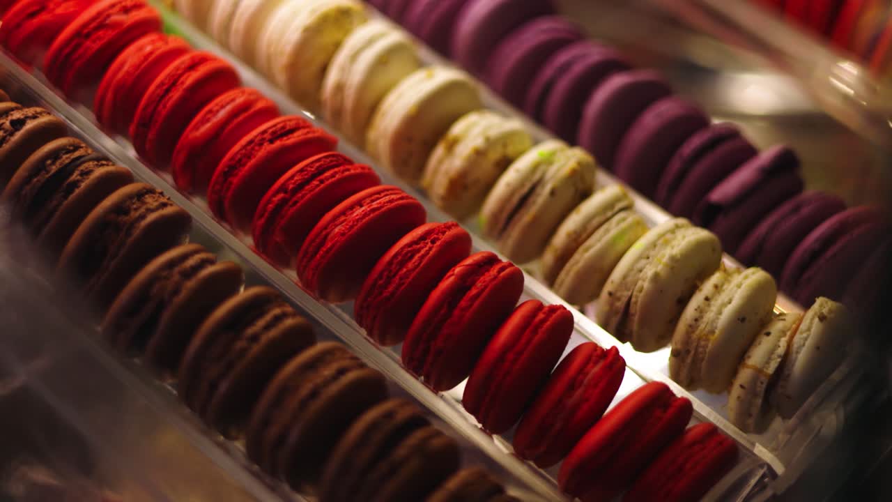 vista lateral de tentadores macarons franceses en sabores clásicos de san valentín para regalar