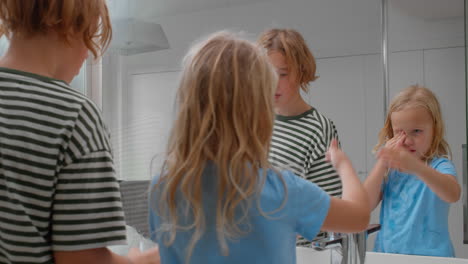 Morgenroutine-Der-Geschwister-Im-Badezimmer