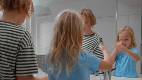 la rutina matutina de los hermanos en el baño