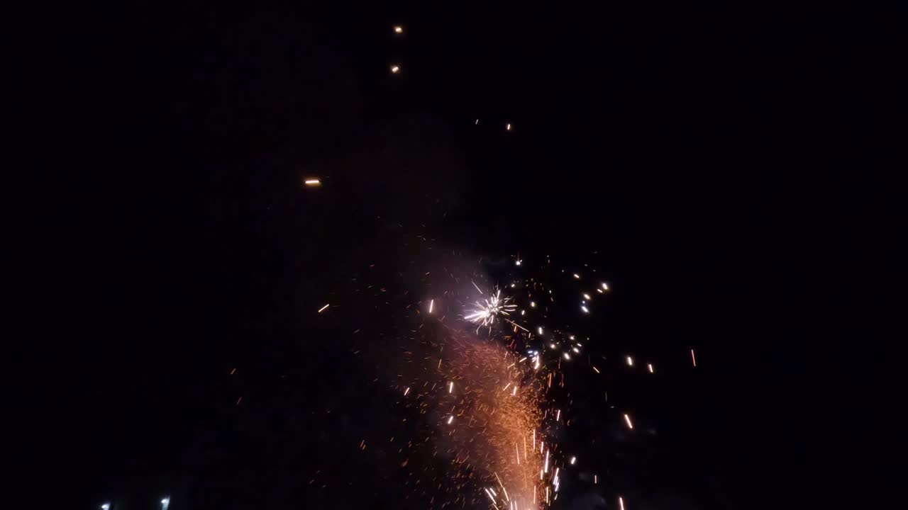 pequeños fuegos artificiales personales encendidos en una calle residencial el 4 de julio en idaho