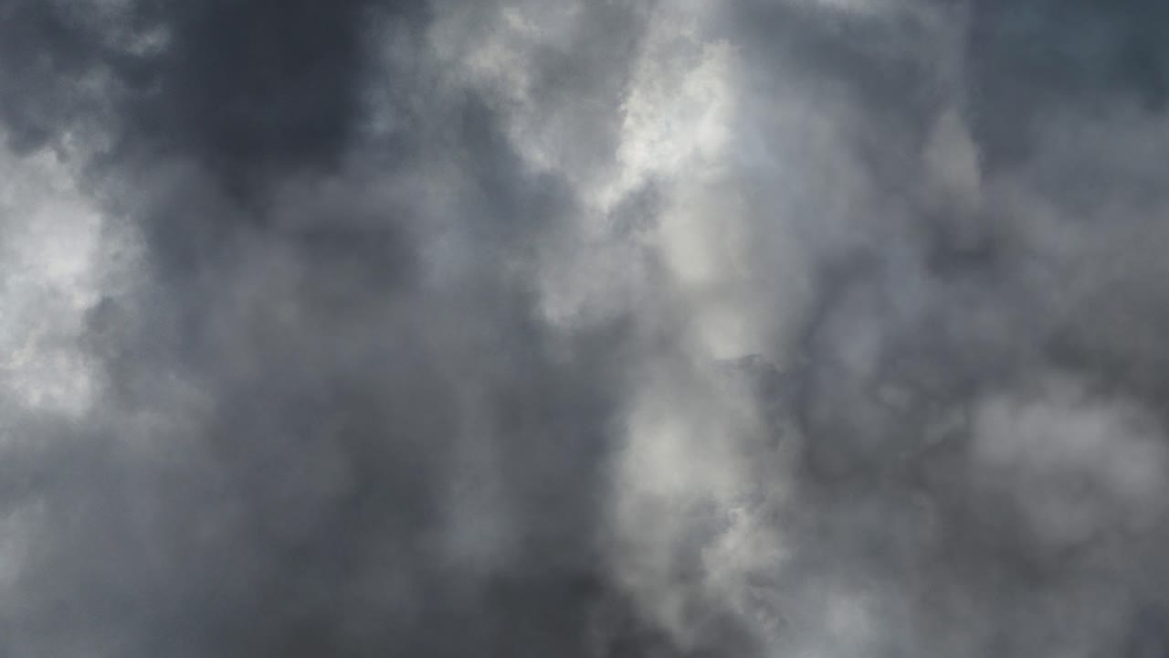 밤의 구름이 가득한 하늘에서 번개가 치는 울트라 hd