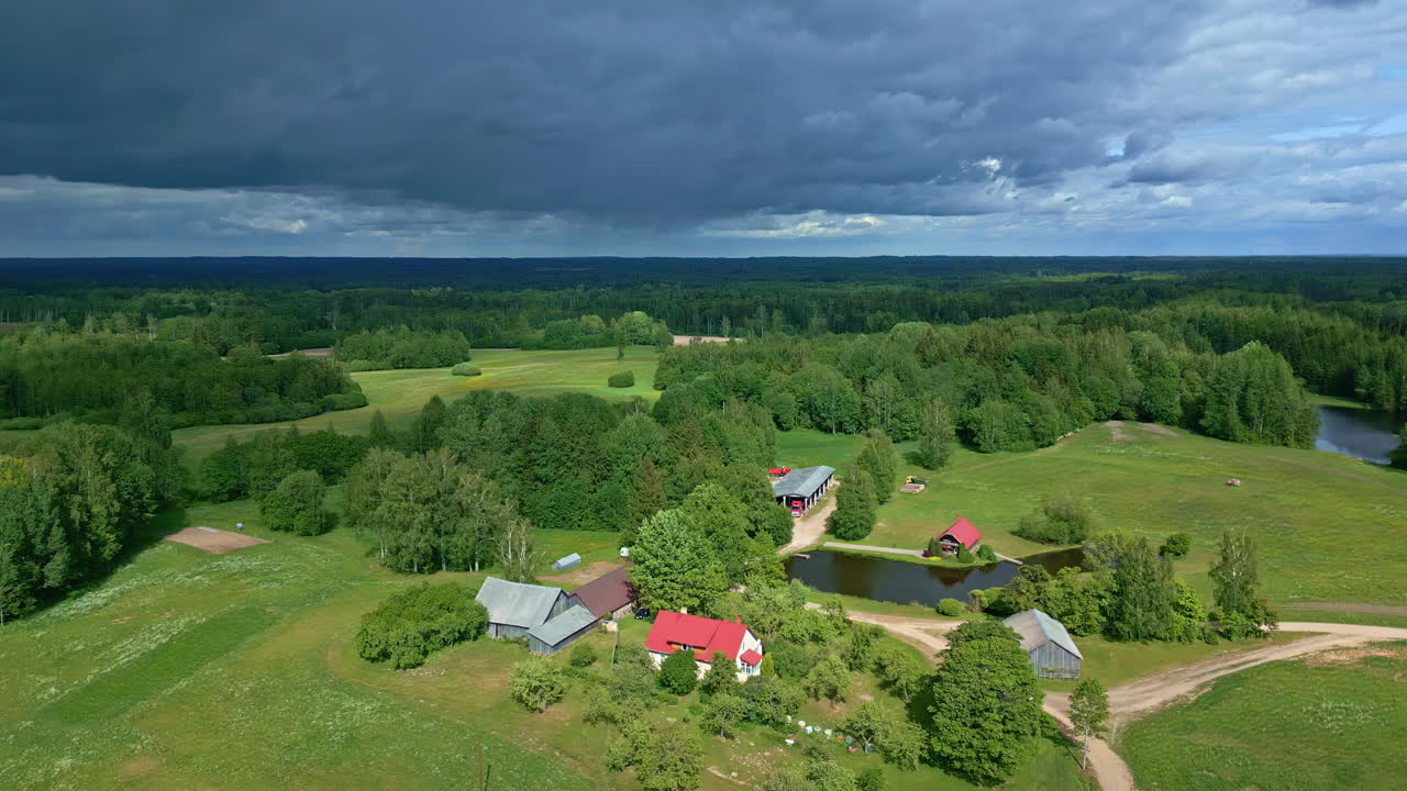 호수 와 회색 하늘 가운데 있는 오두막 의 공중 전망