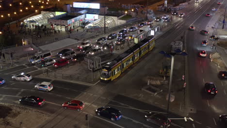 Aufsteigende-Aufnahme-Einer-Straßenbahn,-Die-Vor-Einer-Kreuzung-Wartet.-Abend-Starker-Verkehr-In-Der-Innenstadt.-Warschau,-Polen