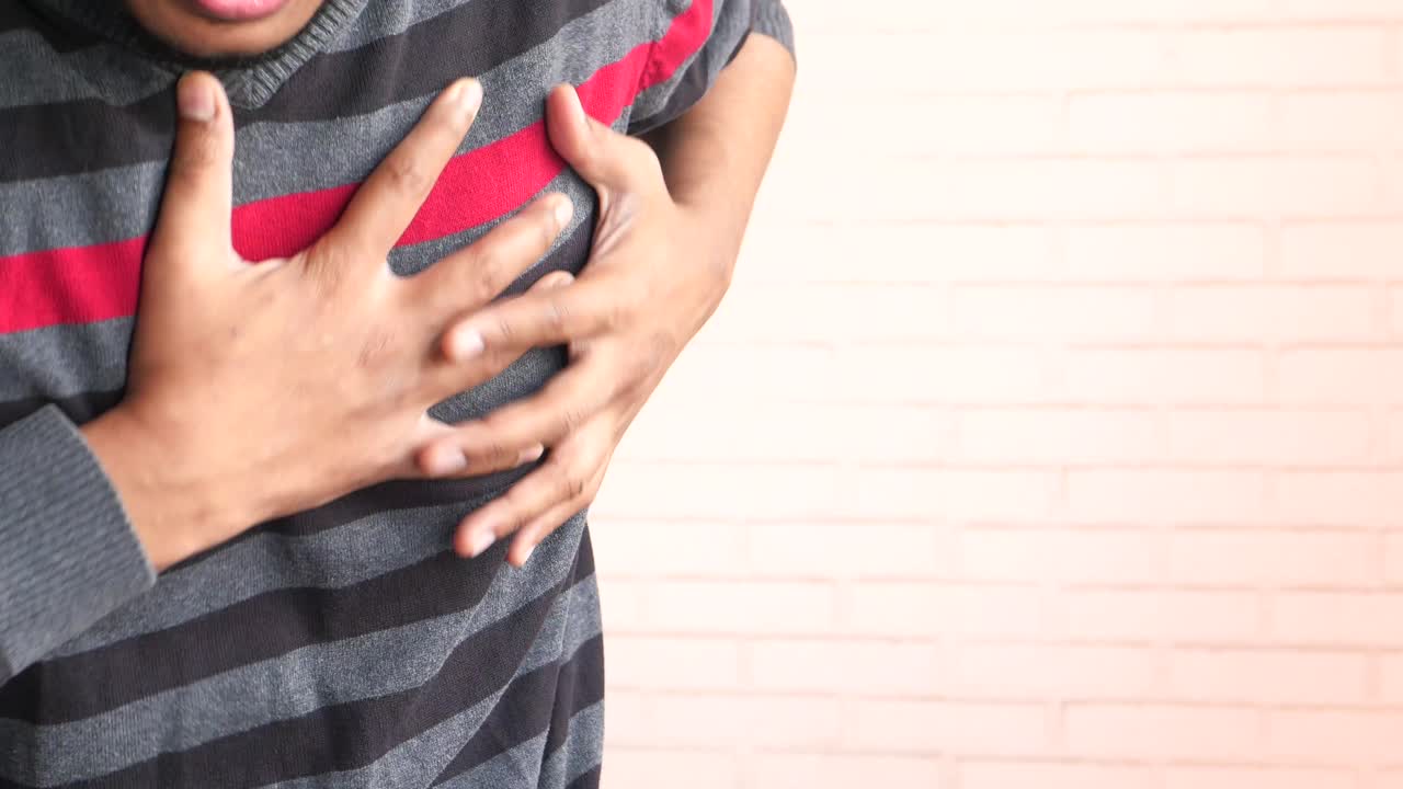 hombre con dolor en el pecho