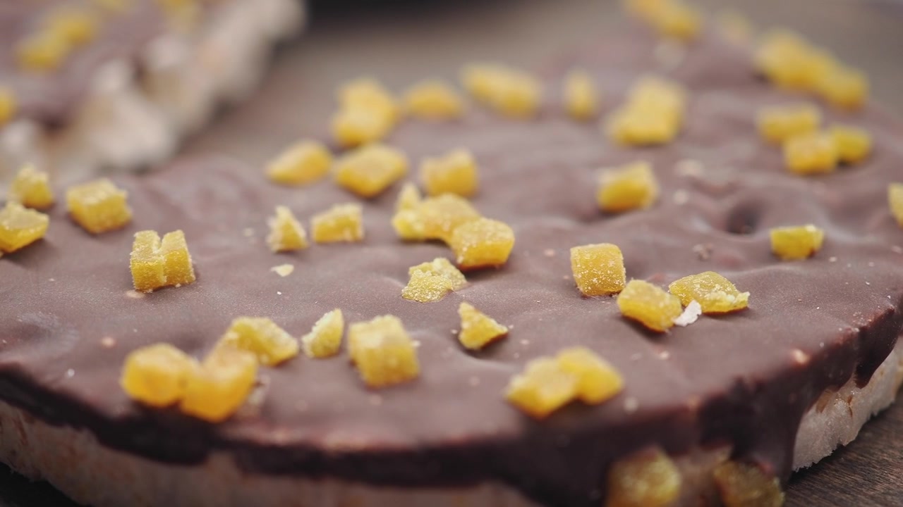Galletta di riso al cioccolato ricoperta con pezzi di zenzero candito