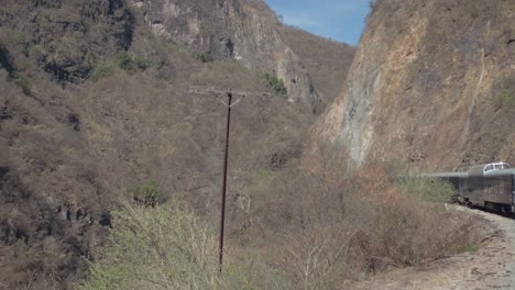 Blick-Auf-Den-Billigen-Zug,-Der-Durch-Einen-Großen-Kanon-Fährt,-Barrancas-Del-Cobre,-Chihuahua,-Mexiko