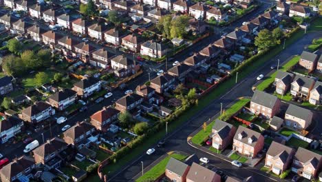 luchtfoto pan rechts boven nieuwbouw moderne woonwijk onroerend goed daken engeland