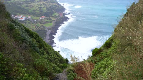 Mächtige-Wellen-Des-Atlantischen-Ozeans-Krachen-In-Den-Strand-Von-Faja,-Fernblick-Vom-Aussichtspunkt-Ribeira-Das-Goats