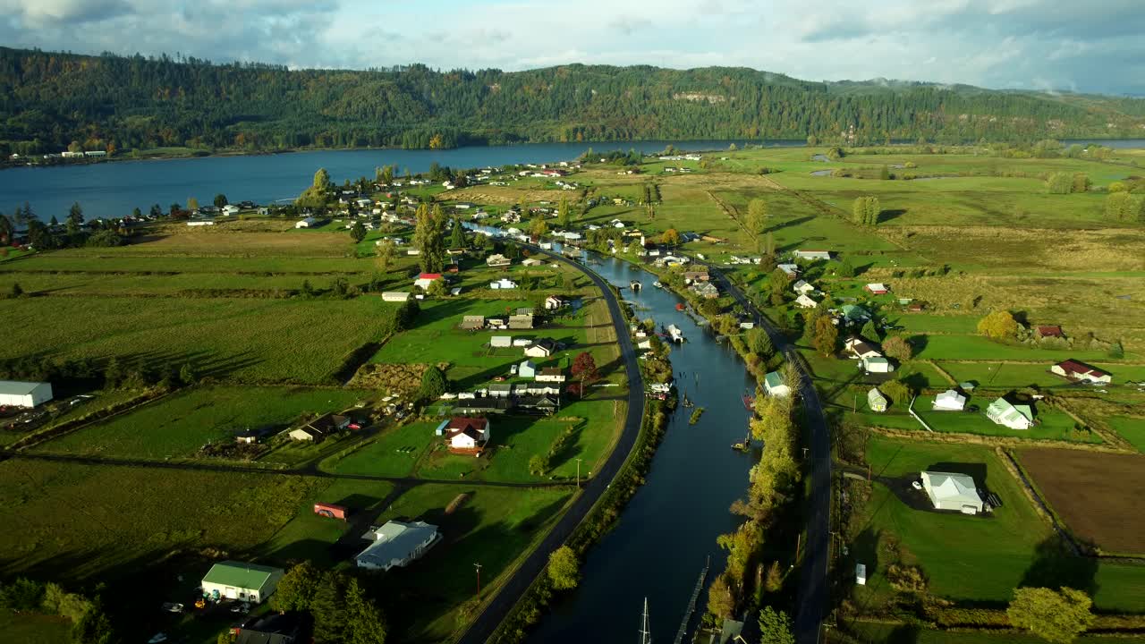 米国ワシントン州カスラメット、2025年10月25日 - 晴れた秋の日の夜明けにドローンで撮影したWelcome Sloughの眺め。