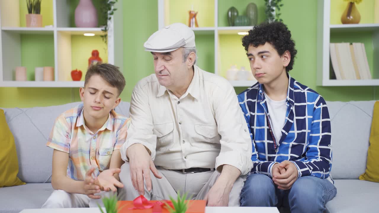 불행한 할아버지와 손자들.