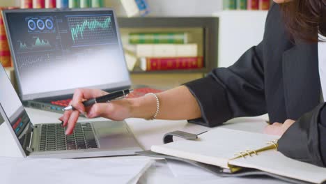 manos femeninas en la oficina trabaja con un touchpad portátil