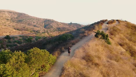 disparo de dron, de un excursionista solitario, caminando por un sendero