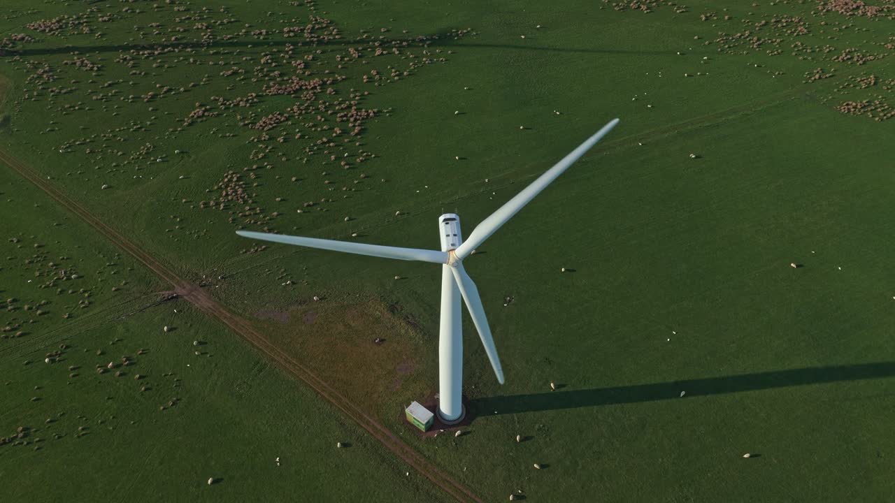 Turbina eolica che genera energia rinnovabile, vista aerea