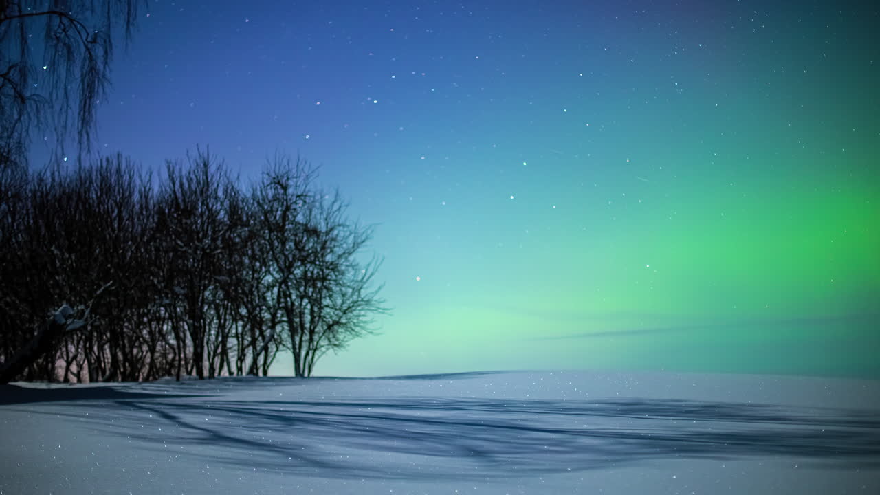 lapso de tiempo de estrellas en movimiento en el cielo de iluminación colorida durante la aurora boreal - cielo de color amarillo, verde, rosa, púrpura en la noche durante la temporada de invierno