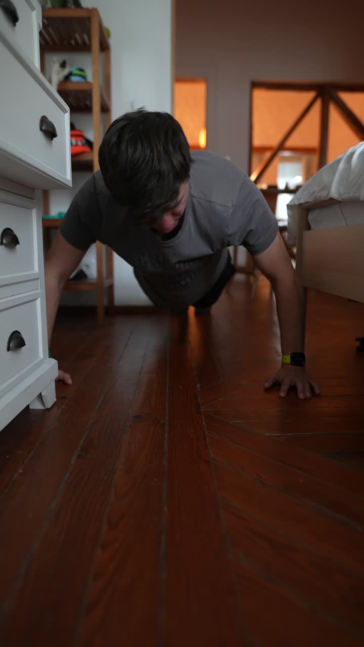hombre haciendo flexiones en casa