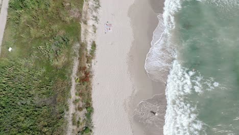 Flug-über-Den-Sandstrand-In-Vama-Veche,-Rumänien---Drohnenschuss