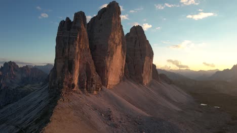 Pintorescos-Enormes-Acantilados-Rocosos-En-Las-Tierras-Altas-Al-Atardecer