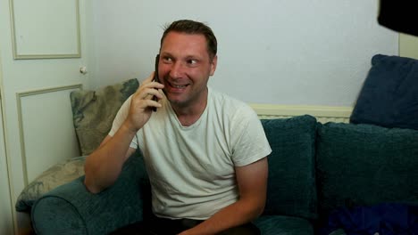 hombre que tiene una llamada telefónica feliz