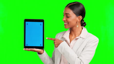 mujer, cara y apuntando a la pantalla verde de la tableta