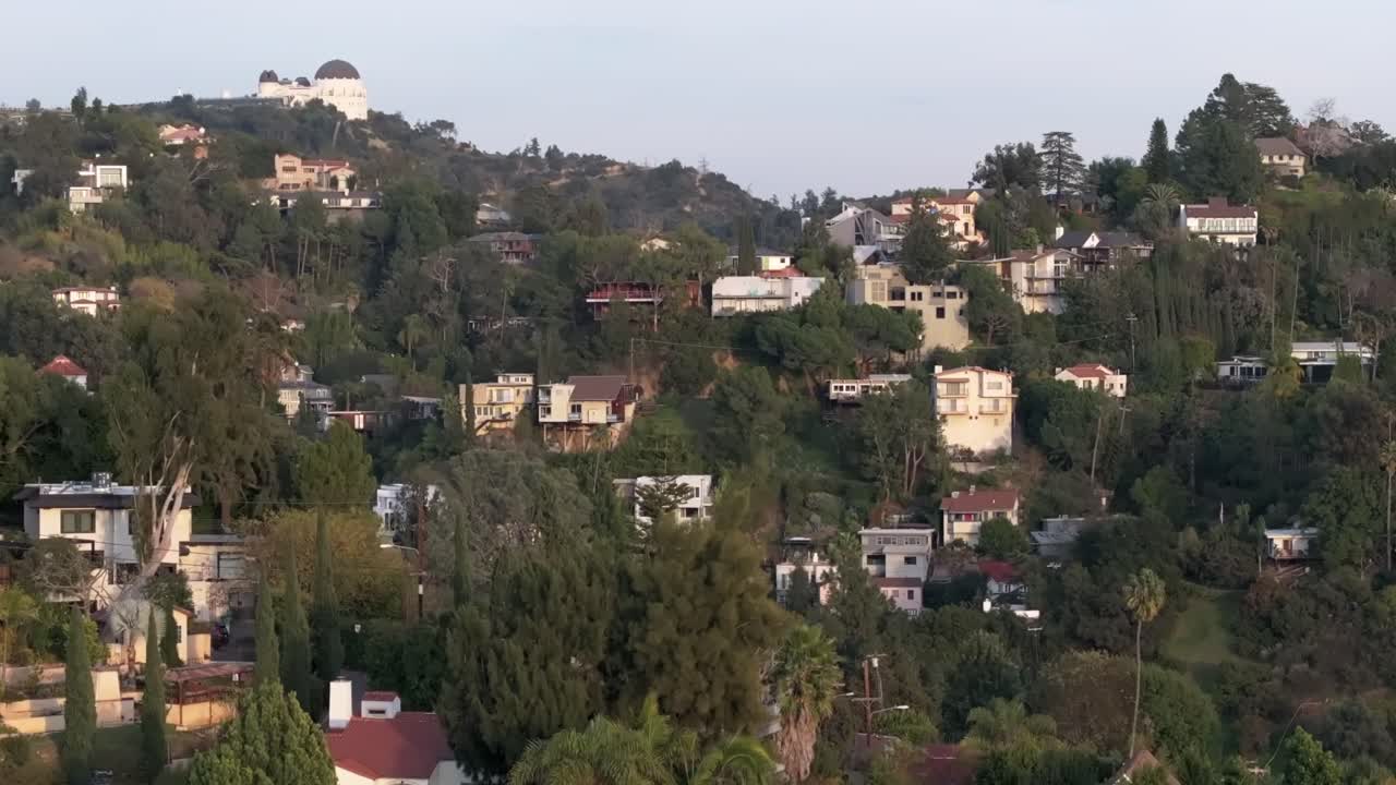 hollywood hills vecindario debajo del observatorio griffith - ascendiendo aérea
