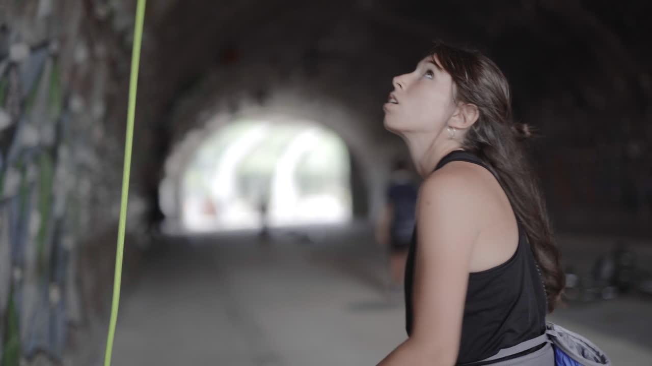 escalador femenino asegurando el columpio de cuerda de agarre en barcelona