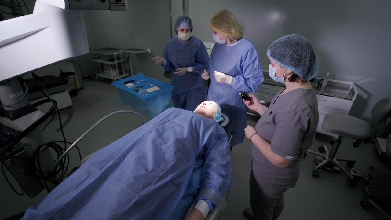 blefaroplastia cirugía plástica operación de rejuvenecimiento, modificación de la región del ojo